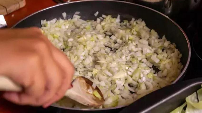 Soğanı yağda kavurmak bunlara sebep oluyor - Bu hataya düşmeyin