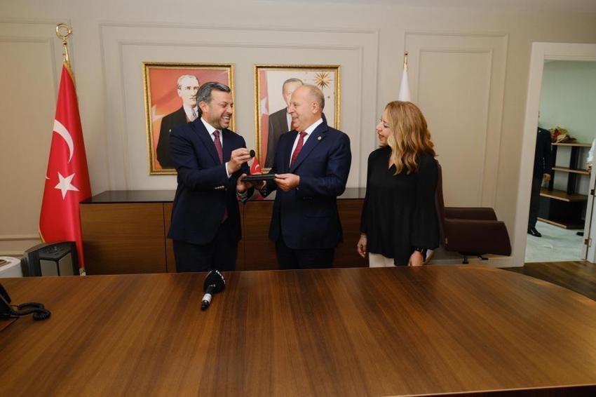 Yüreğir Belediye Balkanı'nda jest: 'Rozetimi çıkarttım'