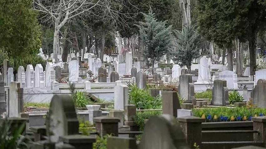 Mezara neden su dökülür? Bayram arefesinde mezar neden sulanır? Mezar sulamasının ölüye faydası var mı?