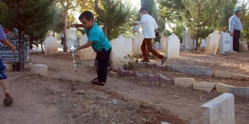 Mezara neden su dökülür? Bayram arefesinde mezar neden sulanır? Mezar sulamasının ölüye faydası var mı?