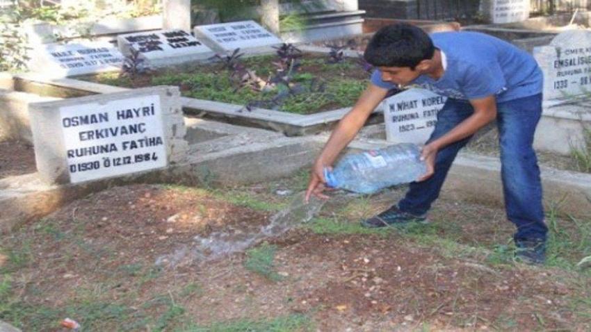Mezara neden su dökülür? Bayram arefesinde mezar neden sulanır? Mezar sulamasının ölüye faydası var mı?
