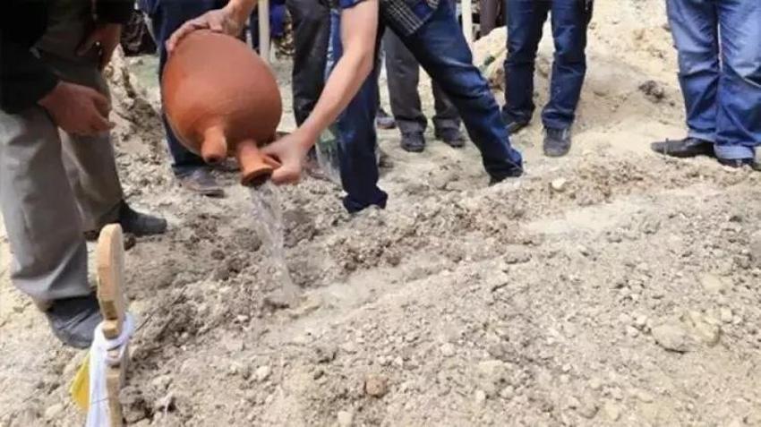 Mezara neden su dökülür? Bayram arefesinde mezar neden sulanır? Mezar sulamasının ölüye faydası var mı?