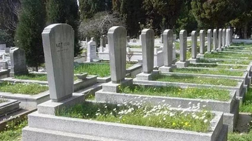 Mezara neden su dökülür? Bayram arefesinde mezar neden sulanır? Mezar sulamasının ölüye faydası var mı?