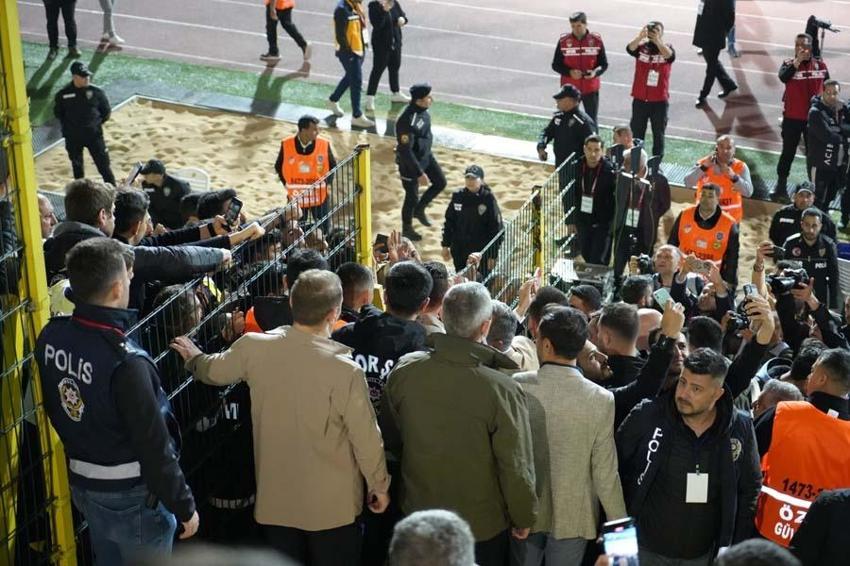 Süper Kupa finali dünya basınında gündem oldu: Türkiye'de eşi görülmedik sahneler