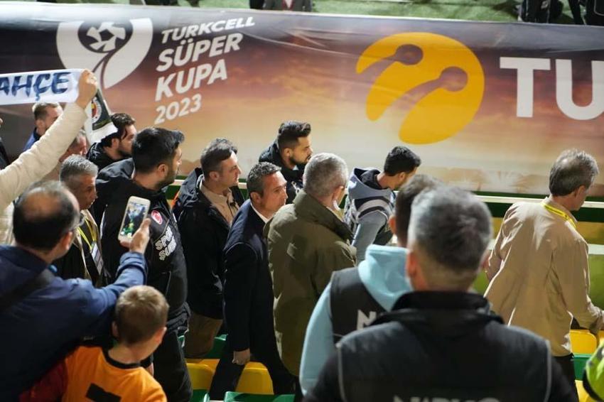 Süper Kupa finali dünya basınında gündem oldu: Türkiye'de eşi görülmedik sahneler