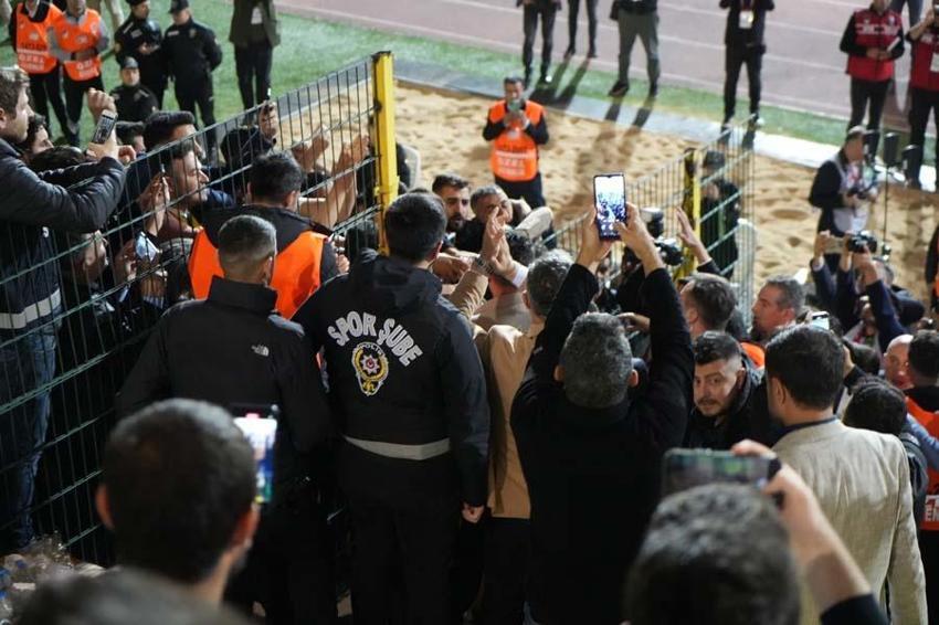 Süper Kupa finali dünya basınında gündem oldu: Türkiye'de eşi görülmedik sahneler