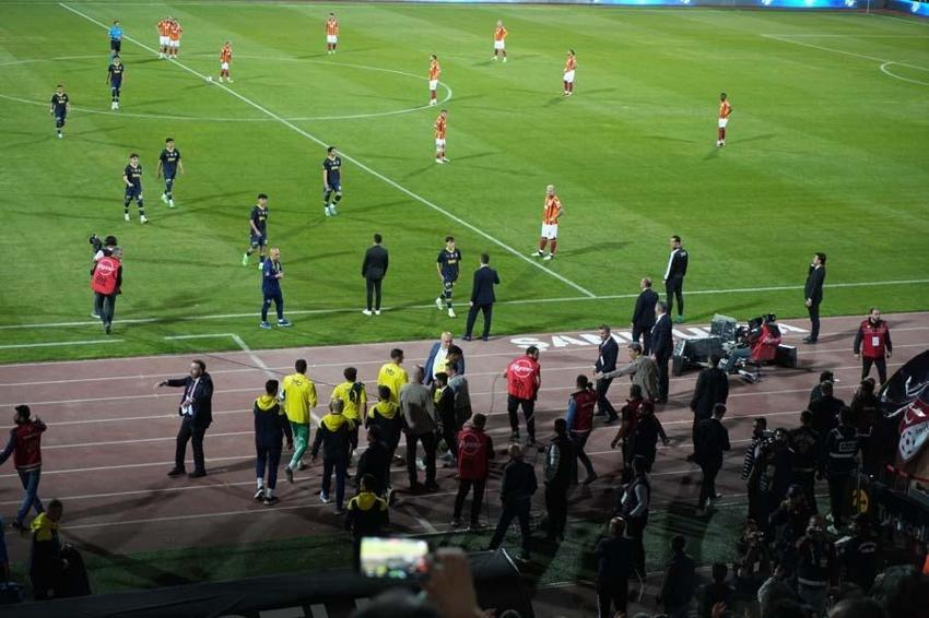 Süper Kupa finali dünya basınında gündem oldu: Türkiye'de eşi görülmedik sahneler