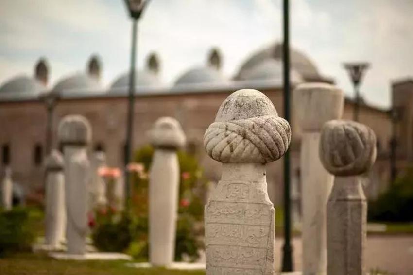 Arefe günü mezar ziyareti neden yapılır? Ölüye bir faydası var mı? İslam'da mezar ziyareti var mı?