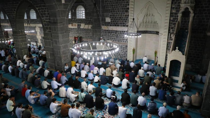 Arefe gününe özel namaz var mı? Kurban bayramı arefesinde kılınacak namaz hangisi, arefe günü teravih namazı kılınır mı? 
