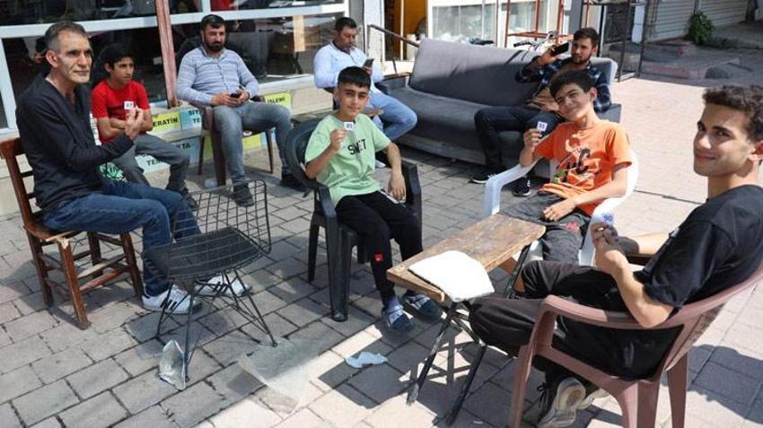 Banka sırası değil, tıraş kuyruğu! "Sıranın gelmesi 2 saati buluyor"