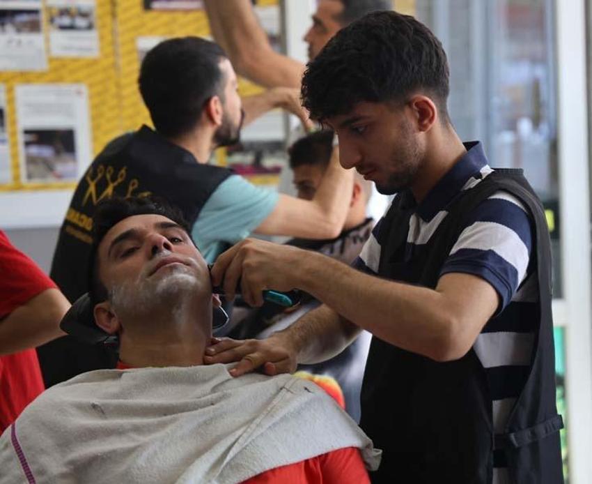 Banka sırası değil, tıraş kuyruğu! "Sıranın gelmesi 2 saati buluyor"