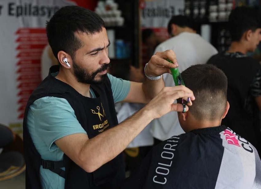 Banka sırası değil, tıraş kuyruğu! "Sıranın gelmesi 2 saati buluyor"