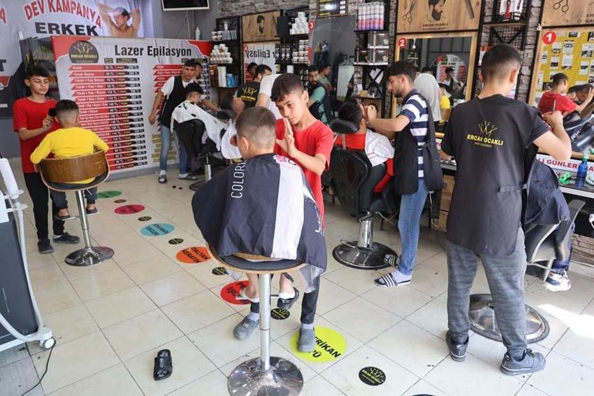 Banka sırası değil, tıraş kuyruğu! "Sıranın gelmesi 2 saati buluyor"