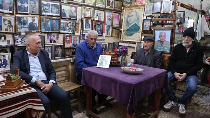 'Ölüler Kıraathanesi'nde buruk bayramlaşma! Kuran okundu, dualar edildi