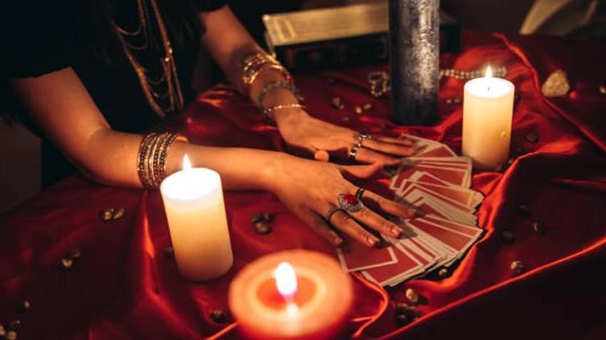 24 saatte aşık etme, sevgiliyi geri getirme, kısmet açma... Falcı, medyum, astrologlar şimdi yandı