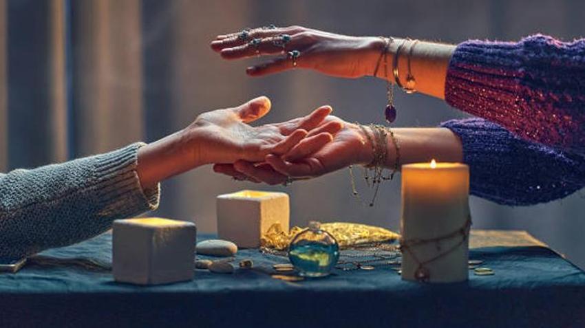 24 saatte aşık etme, sevgiliyi geri getirme, kısmet açma... Falcı, medyum, astrologlar şimdi yandı