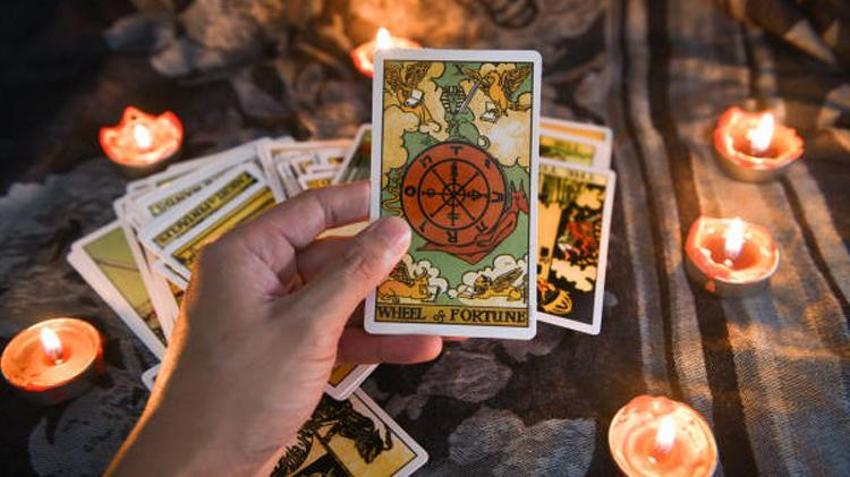24 saatte aşık etme, sevgiliyi geri getirme, kısmet açma... Falcı, medyum, astrologlar şimdi yandı