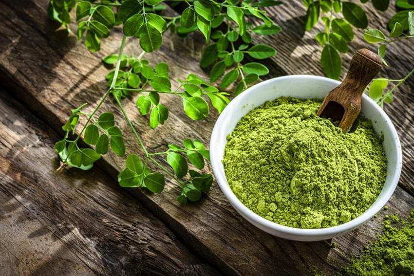 Kırışıklıklardan eser bırakmıyor, 1 kaşığı 10 yaş gençleştiriyor! Anavatanı Himalayalar olan Moringa yağının faydaları saymakla bitmiyor