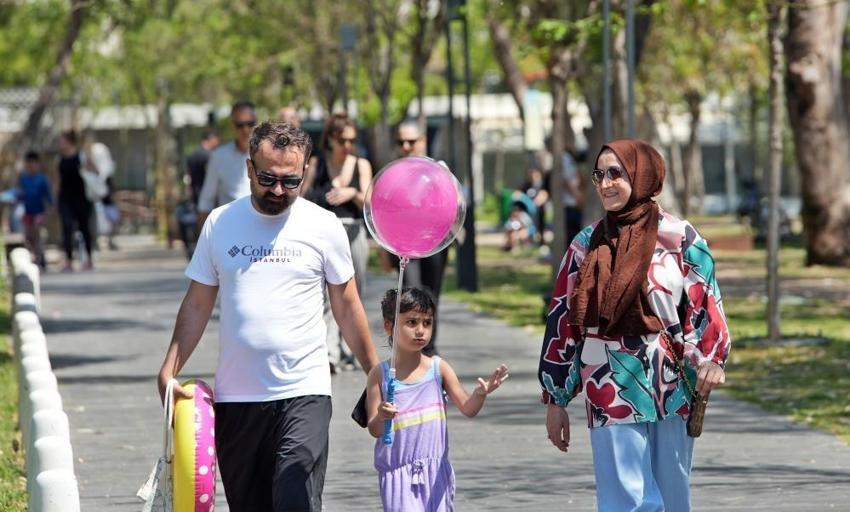 İstanbul'da bayram yoğunluğu! Trafik kilitlendi, her yer doldu taştı