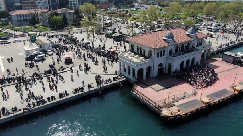 İstanbul'da bayram yoğunluğu! Trafik kilitlendi, her yer doldu taştı