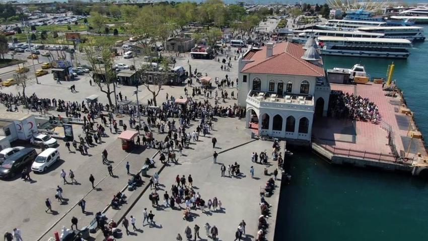 İstanbul'da bayram yoğunluğu! Trafik kilitlendi, her yer doldu taştı