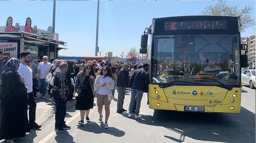 İstanbul'da bayram yoğunluğu! Trafik kilitlendi, her yer doldu taştı