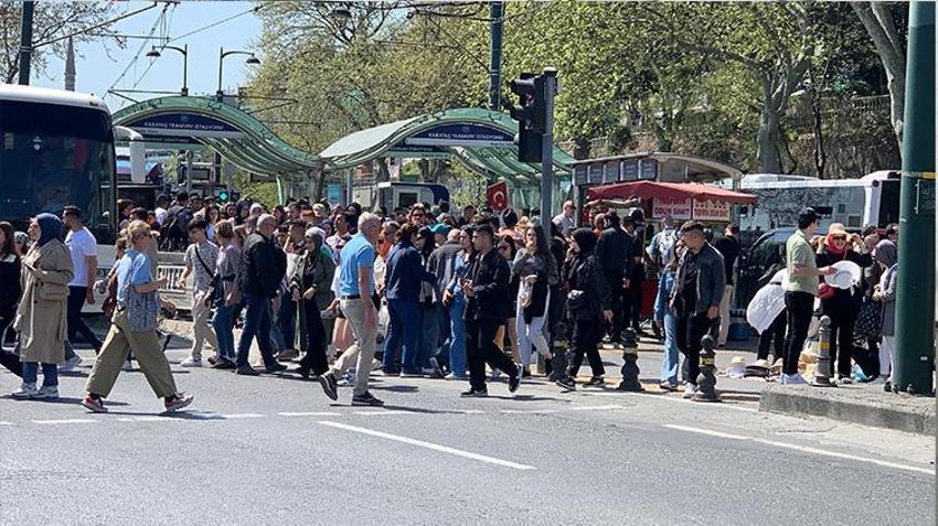 İstanbul'da bayram yoğunluğu! Trafik kilitlendi, her yer doldu taştı