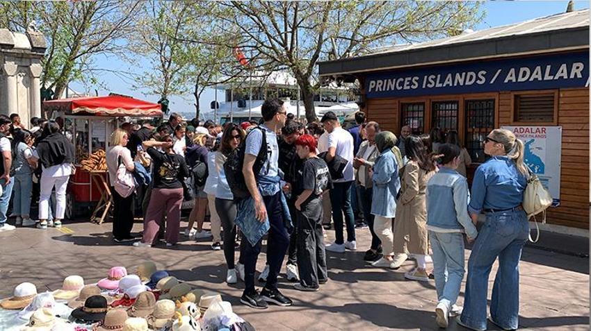 İstanbul'da bayram yoğunluğu! Trafik kilitlendi, her yer doldu taştı