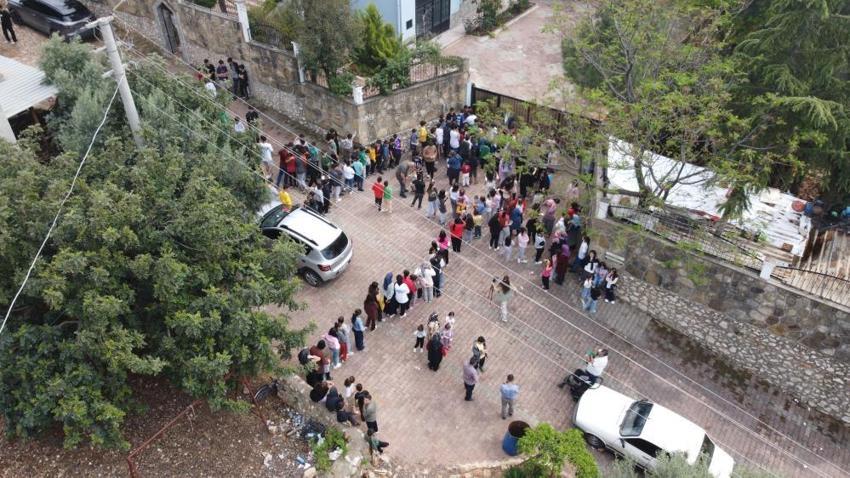 Adana'da 18 yıldır aynı şeyi yapıyor! Yüzlerce çocuk harçlık almak için oraya koştu