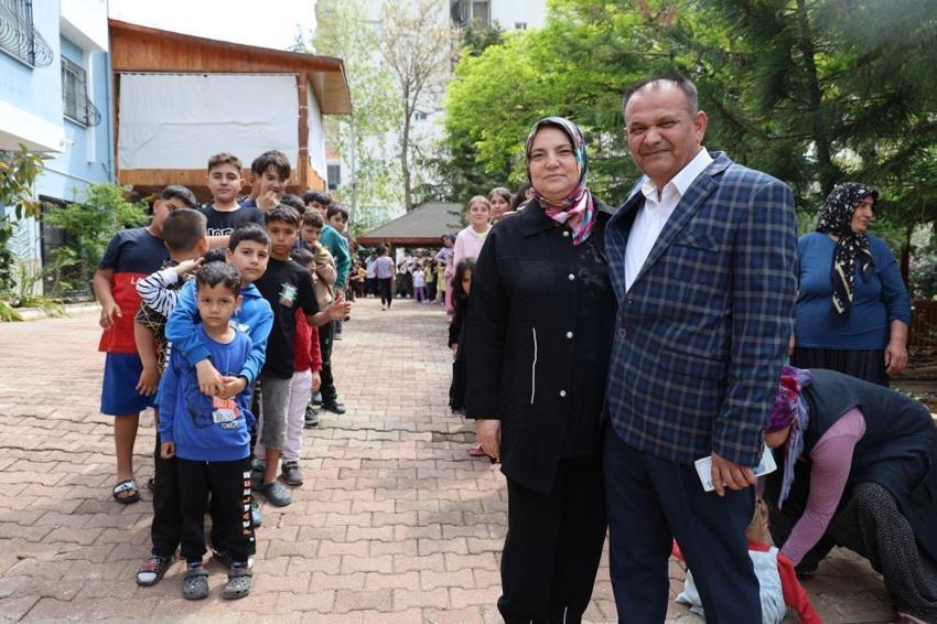 Adana'da 18 yıldır aynı şeyi yapıyor! Yüzlerce çocuk harçlık almak için oraya koştu