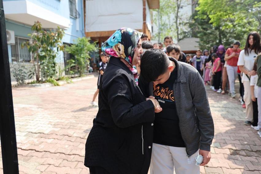Adana'da 18 yıldır aynı şeyi yapıyor! Yüzlerce çocuk harçlık almak için oraya koştu