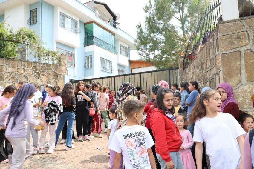 Adana'da 18 yıldır aynı şeyi yapıyor! Yüzlerce çocuk harçlık almak için oraya koştu