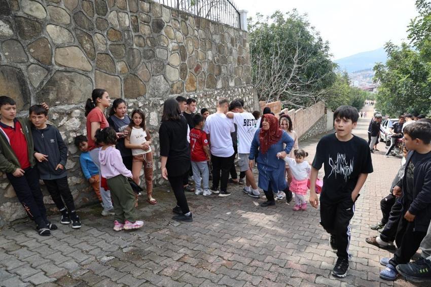 Adana'da 18 yıldır aynı şeyi yapıyor! Yüzlerce çocuk harçlık almak için oraya koştu