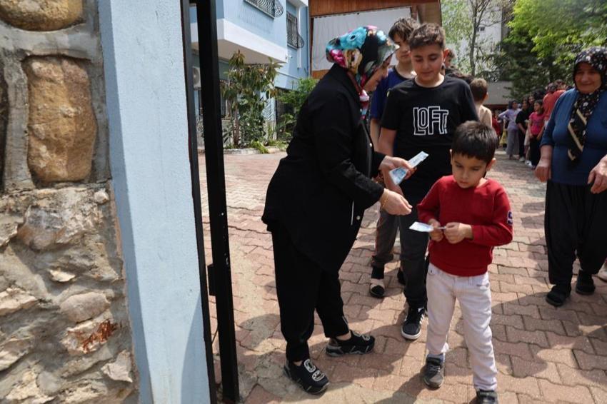 Adana'da 18 yıldır aynı şeyi yapıyor! Yüzlerce çocuk harçlık almak için oraya koştu