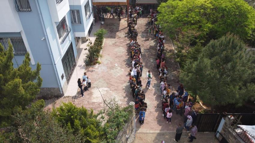 Adana'da 18 yıldır aynı şeyi yapıyor! Yüzlerce çocuk harçlık almak için oraya koştu