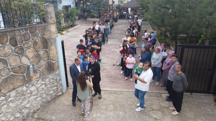 Adana'da 18 yıldır aynı şeyi yapıyor! Yüzlerce çocuk harçlık almak için oraya koştu