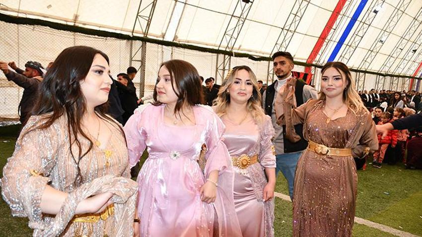 Aşiret düğününde toplanan para dudak uçuklattı