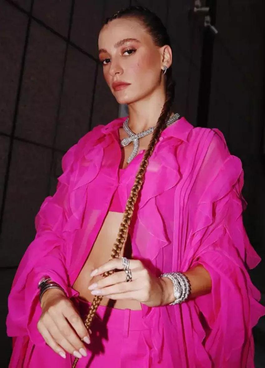 Zara'dan Serenay Sarıkaya'ya abla tavsiyesi! Sahne alması için açık çek verildiği iddia edilmişti