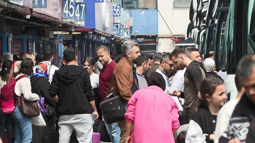 Bayram sonrası dönüş başladı! 15 Temmuz Demokrasi Otogarı'nda yoğunluk