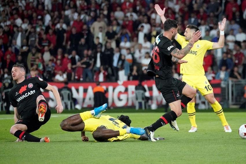 Fatih Karagümrük – Fenerbahçe maçında 3 gol ve 2 kırmızı vardı