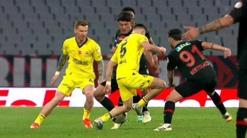 Fenerbahçe maçındaki penaltı kararı için çarpıcı yorum!