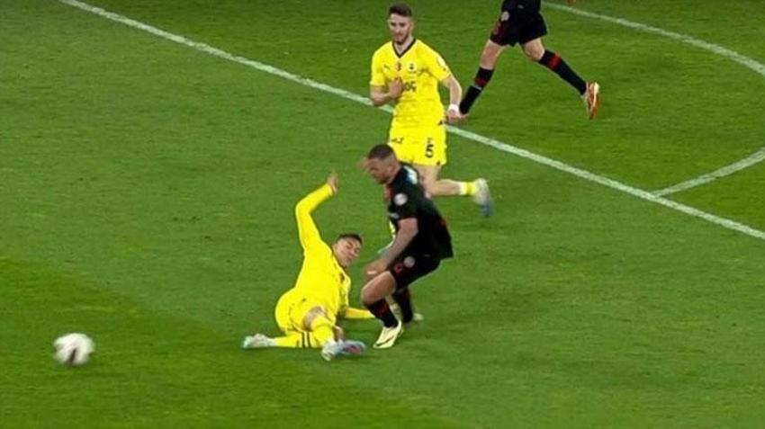 Fenerbahçe maçındaki penaltı kararı için çarpıcı yorum!