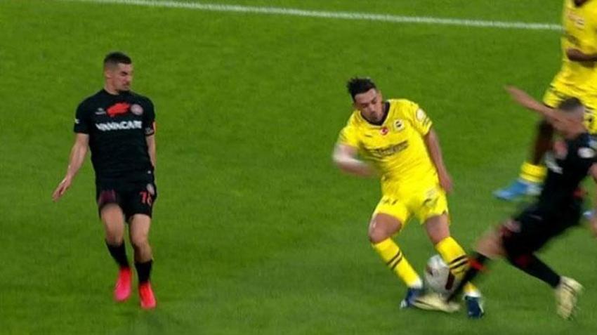 Fenerbahçe maçındaki penaltı kararı için çarpıcı yorum!