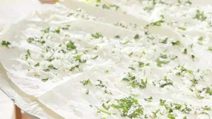 Öğlen atıştırmalığında ağızda çıtır çıtır dağılan börek deneyin - 3 yufka yetiyor