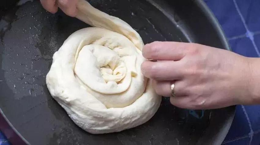 Öğlen atıştırmalığında ağızda çıtır çıtır dağılan börek deneyin - 3 yufka yetiyor