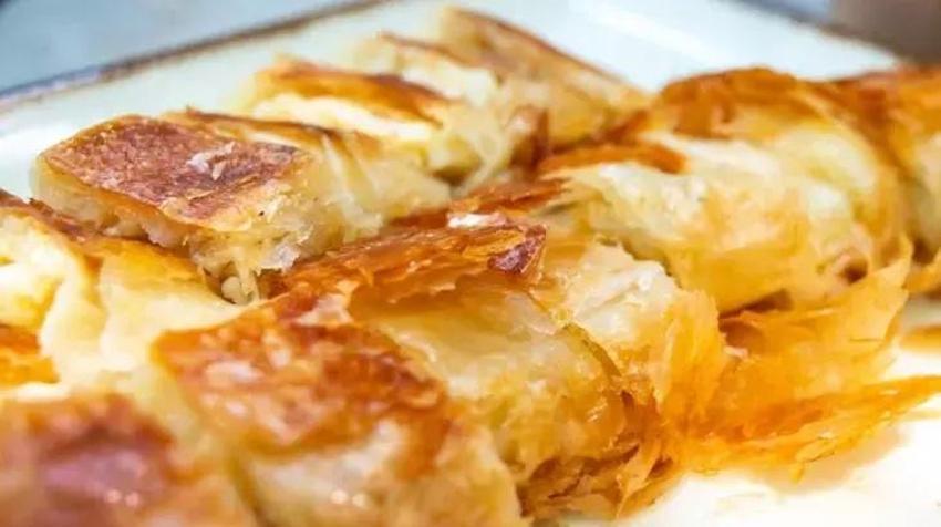 Öğlen atıştırmalığında ağızda çıtır çıtır dağılan börek deneyin - 3 yufka yetiyor