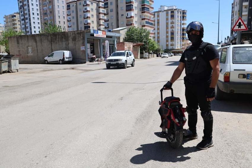 Trafikte gören "robot" sanıyor! Tüm ilde ilgi odağı oldu