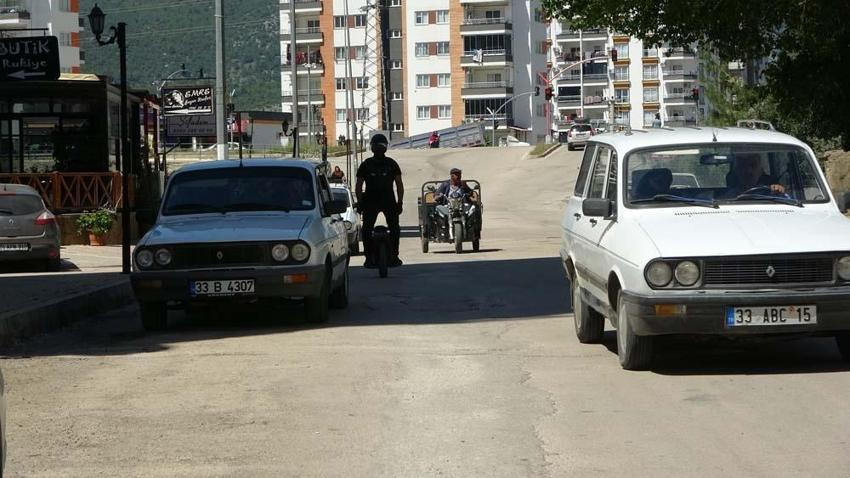 Trafikte gören "robot" sanıyor! Tüm ilde ilgi odağı oldu