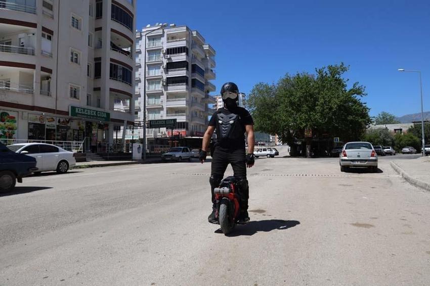 Trafikte gören "robot" sanıyor! Tüm ilde ilgi odağı oldu