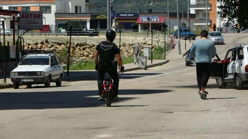 Trafikte gören "robot" sanıyor! Tüm ilde ilgi odağı oldu